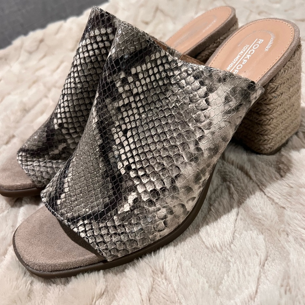 New Comfy and Fun Rockport Sandals - Snakeskin Print Size 9.5